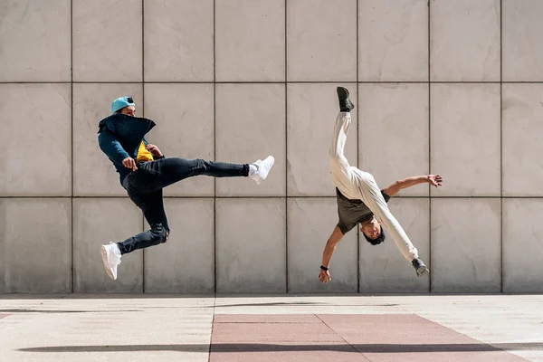 Nanılmaz Genç Erkekler Şehirde Break Dans Yapıyor Eğleniyorlar — Stok fotoğraf