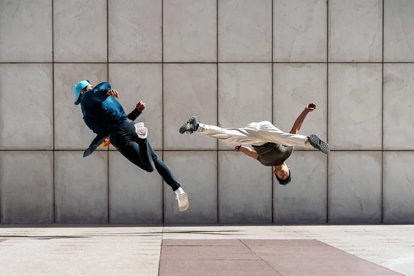 Yetenekli Gençler Sokaklarda Break Dans Yapıyor Eğleniyorlar — Stok fotoğraf