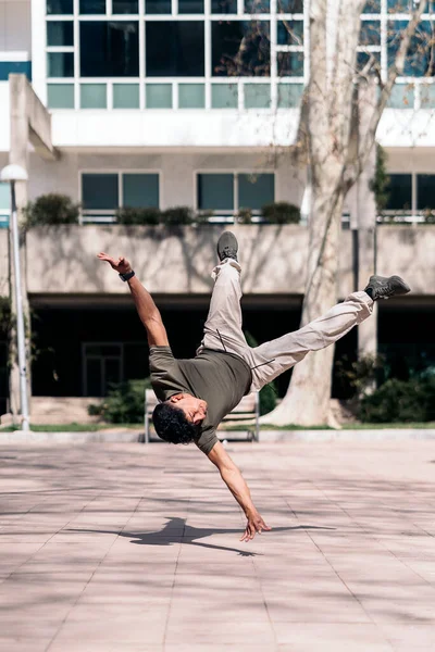 Потрясающий Танцор Брейк Данса Практикующийся Парке Демонстрирующий Свой Талант — стоковое фото