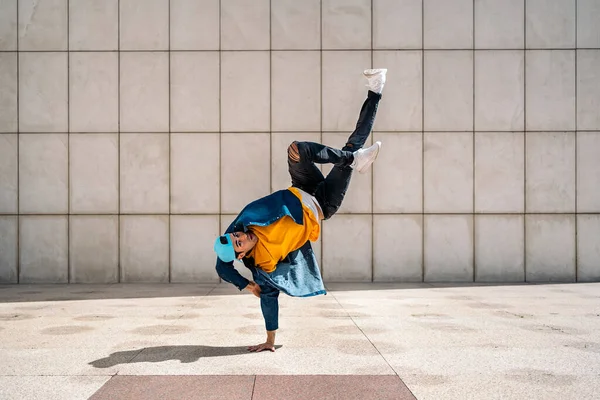 Talented Young Man Doing Break Dance Dances White Wall Street — Stock Photo, Image