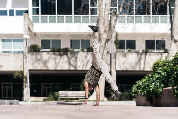 Muhteşem Break Dans Dansçısı Parkta Pratik Yapıyor Yeteneğini Gösteriyor — Stok fotoğraf