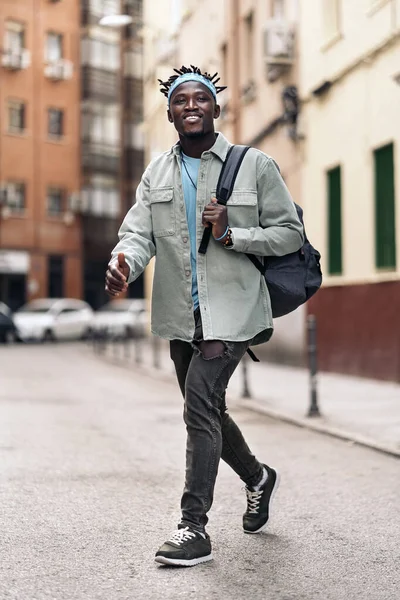 Menino Africano Atraente Com Dreadlocks Usando Mochila Andando Rua Olhando — Fotografia de Stock