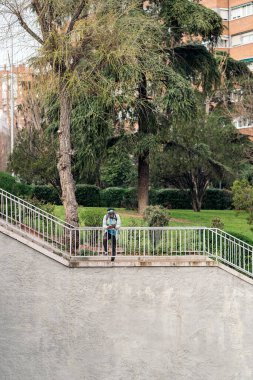 Havalı ve kendinden emin Afrikalı adam güneş gözlüğü takıyor ve kameraya bakıyor..