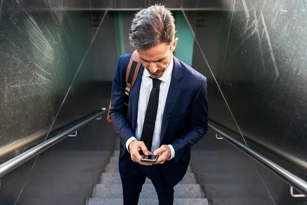 Высокий Угол Уверенного Зрелого Мужчины Предпринимателя Костюме Мобильным Телефоном Стоящим — стоковое фото
