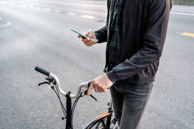 Tanımlanamayan bir adamın sokakta cep telefonunu kullanırken çekilmiş fotoğrafı..