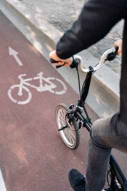 Tanınmayan bir adamın bisiklet sürerken çekilmiş resmi..