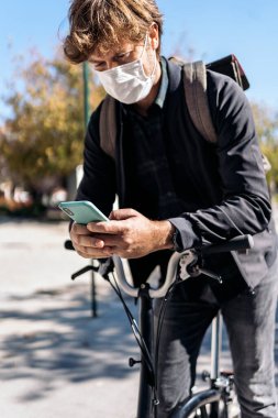 Sokakta cep telefonunu kullanan yakışıklı bir adamın stok fotoğrafı..