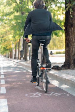 Tanınmayan bir adamın bisiklet sürerken çekilmiş resmi..