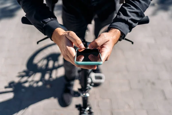 Stock Photo Unrecognized Man Using His Cellphone Street — Stock Photo, Image
