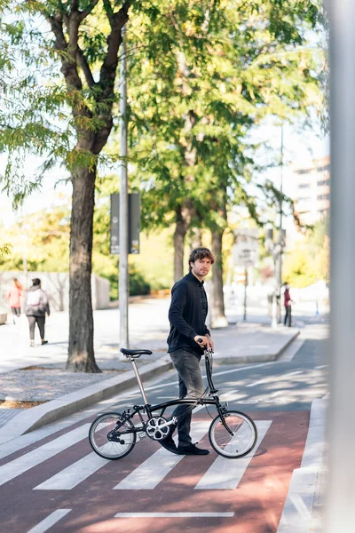 Stock Photo Handsome Man Using His Detachable Bike Street — Stock Photo, Image