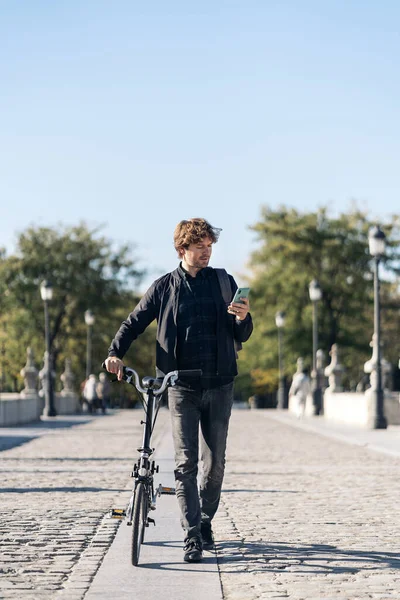 Stock Photo Handsome Man Using His Smartphone Street Carrying His — Stock Photo, Image
