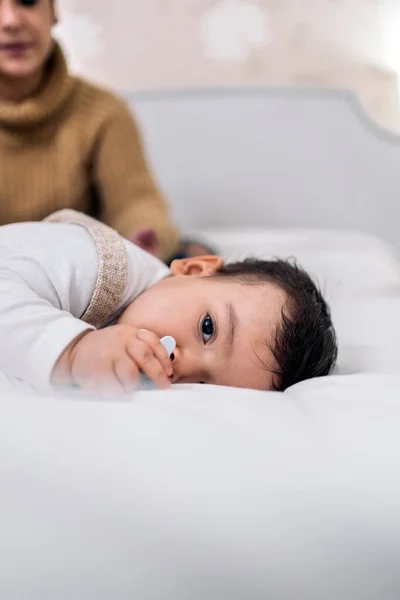 Stock Photo Beautiful Baby Resting Her Mom Bed — Stock Photo, Image