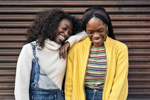 Stock Photo Black Young Friends Smiling Looking Camera — Stockfoto
