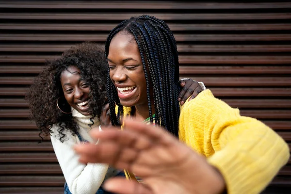 Στοκ Φωτογραφία Των Μαύρων Νεαρών Φίλων Χαμογελώντας Και Κοιτάζοντας Την — Φωτογραφία Αρχείου