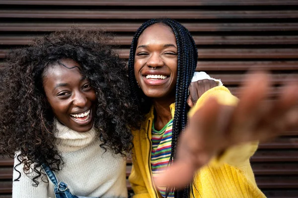Στοκ Φωτογραφία Των Μαύρων Νεαρών Φίλων Χαμογελώντας Και Κοιτάζοντας Την — Φωτογραφία Αρχείου