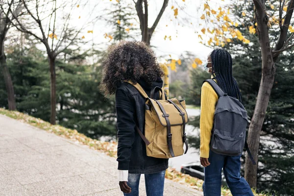 Στοκ Φωτογραφία Των Μαύρων Μαθητών Που Φορούν Μάσκα Προσώπου Πόδια — Φωτογραφία Αρχείου