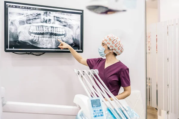 Stock Photo Female Dentist Showing Her Young Patient Ray — ストック写真