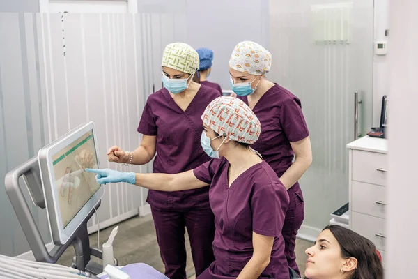 Photo Équipe Travail Féminine Clinique Dentaire Examinant Une Radiographie — Photo