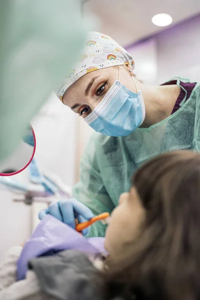 Stock Photo Female Dentist Teaching Young Girl How Use Tooth — ストック写真