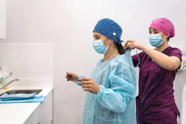 Stock Photo Woman Wearing Face Mask Hair Net Helping Her — Stock fotografie