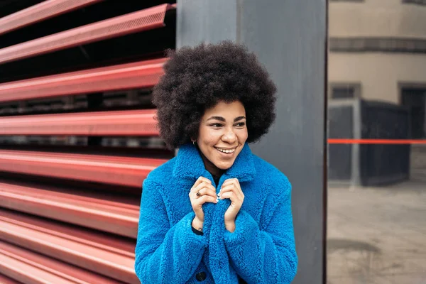 Foto Stock Bela Menina Americana Africana Com Casaco Azul Sorrindo — Fotografia de Stock