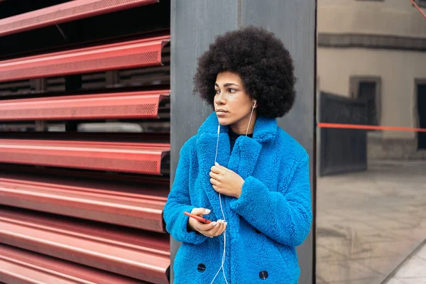 Photo Stock Belle Fille Afro Américaine Avec Manteau Bleu Utilisant — Photo
