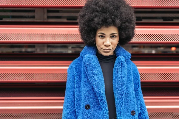 Photo Stock Belle Fille Afro Américaine Avec Manteau Bleu Souriant — Photo