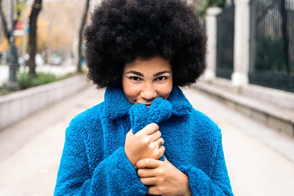 Stock Fotó Gyönyörű Afro Amerikai Lány Mosolyog Kamera — Stock Fotó