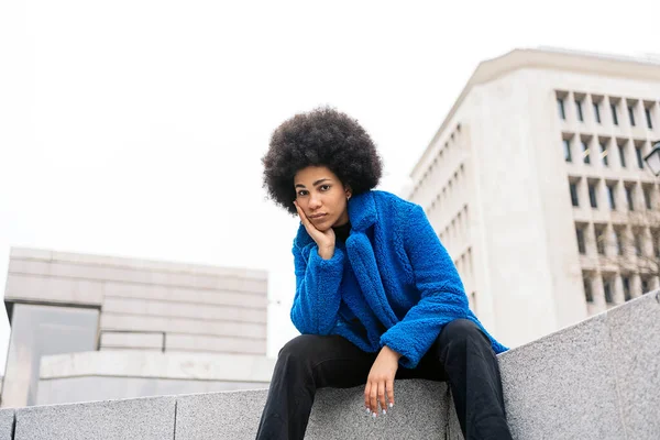 Stock Photo Young Afro Woman Expressive Look Looking Camera — Photo