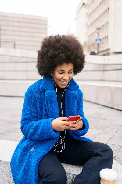Stock Photo Beautiful African American Girl Smiling Using Mobile Phone — Fotografia de Stock