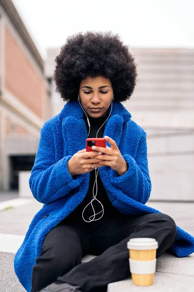 Photo Stock Belle Fille Afro Américaine Utilisant Téléphone Mobile Dans — Photo