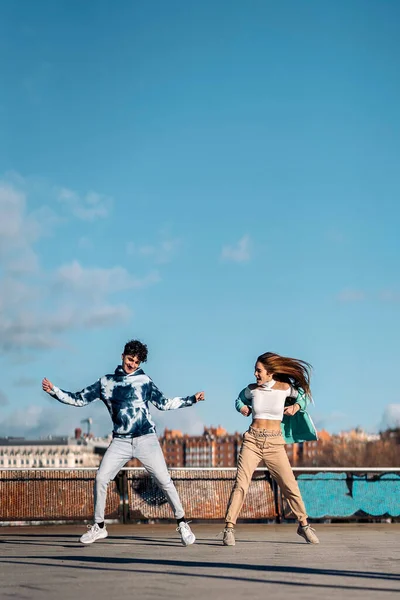 Foto Stock Menina Legal Seu Amigo Praticando Seus Movimentos Dança — Fotografia de Stock