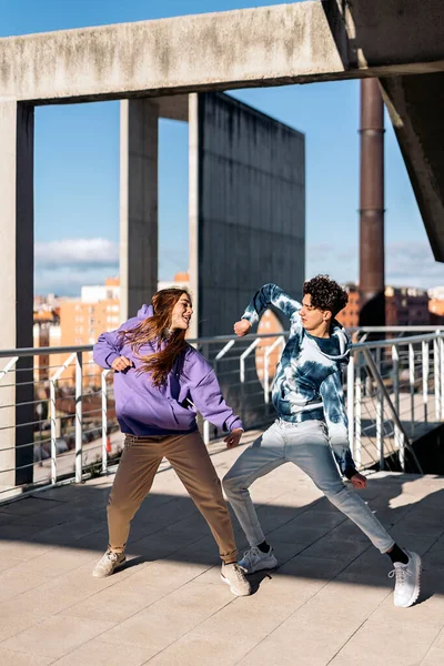 Photo Stock Fille Heureuse Son Ami Pratiquant Leurs Mouvements Danse — Photo