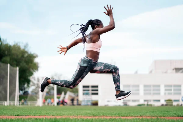 スポーツセンターで飛び跳ねるアフリカ系アメリカ人の写真 — ストック写真