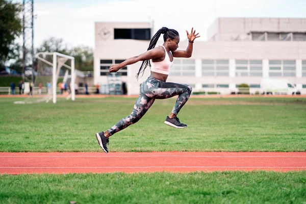 スポーツセンターで飛び跳ねるアフリカ系アメリカ人の写真 — ストック写真