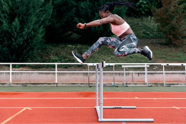 Photo Sprinteur Afro Américain Sautant Obstacle Dans Centre Sportif — Photo