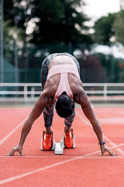 非洲裔美国短跑运动员开始在田径运动跑道上跑的全家福照片 — 图库照片
