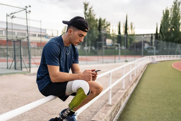 Disabled Man Athlete Using His Phone While Doing Break — Foto de Stock