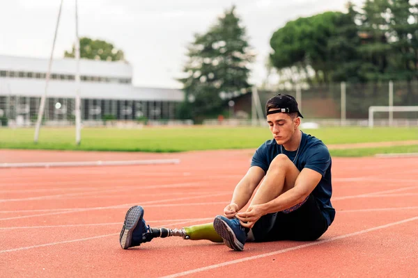 Stock Photo Disabled Man Athlete Taking Break Tying His Trainers — Stock Photo, Image