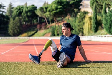 Engelli bir sporcunun ara verirken çekilmiş resmi. Paralimpik Spor Konsepti.