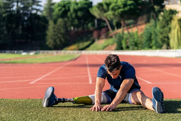 Atlet Yang Cacat Meregang Dengan Kaki Buatan Konsep Olahraga Paralimpiade — Stok Foto