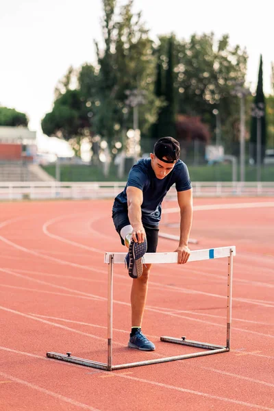 残疾的男子运动员伸展腿假肢 残奥会体育概念 — 图库照片