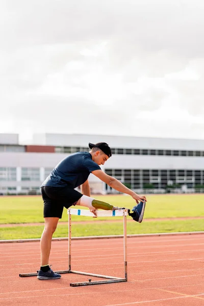 Athlète Handicapé Étirant Avec Une Prothèse Jambe Concept Sport Paralympique Images De Stock Libres De Droits