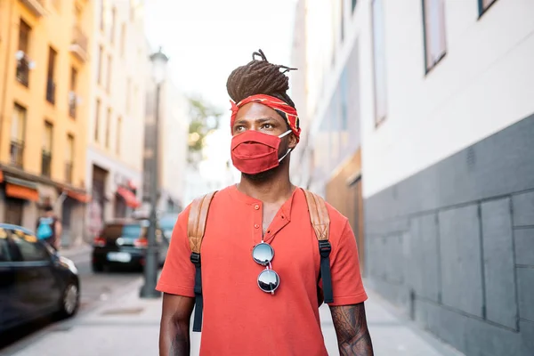 Foto Saham Anak Muda Afrika Amerika Dengan Rambut Gimbal Dan — Stok Foto