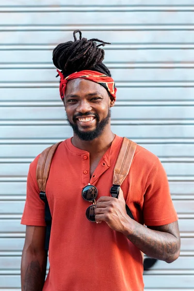 Çekici Genç Afrikalı Amerikalı Bir Çocuğun Mavi Arka Planda Gülümsemesi — Stok fotoğraf