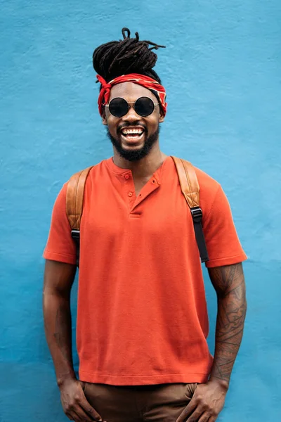 Lagerbilde Attraktiv Ung Afroamerikansk Gutt Som Smiler Mot Blå Bakgrunn – stockfoto