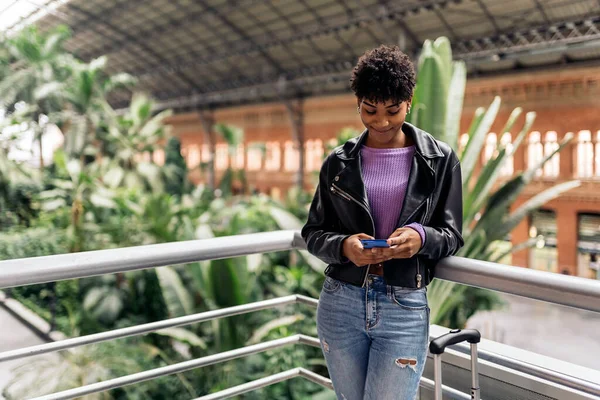 Foto Saham Gadis Afrika Bahagia Menggunakan Telepon Saat Menunggu Stasiun — Stok Foto