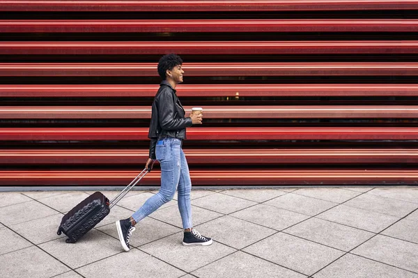 Lagerfoto Ung Afro Kvinna Med Resväska Och Kopp Kaffe Leende — Stockfoto