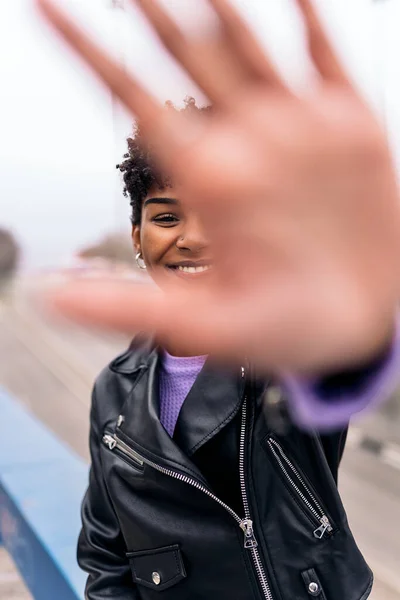Foto Stok Gadis African American Ceria Berpose Dan Melihat Kamera — Stok Foto