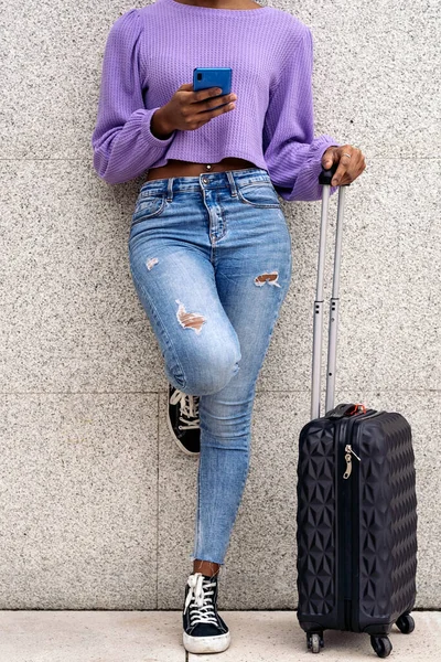 Archivfoto Einer Unerkannten Afrofrau Mit Koffer Die Ihr Handy Benutzt — Stockfoto